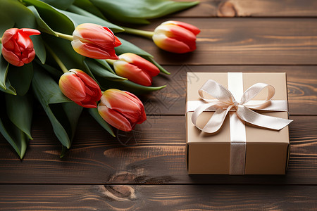 木质礼盒和一束郁金香放在木桌上背景图片