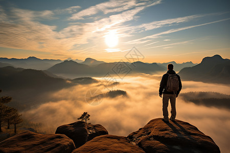 探险运动男子俯瞰远方山脉背景