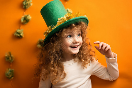戴着绿色圆筒帽子的小女孩背景图片