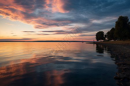 湖泊落日夕阳下的湖泊背景