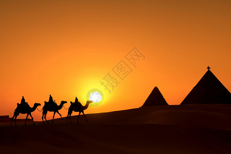 徒步旅行的埃及沙漠背景图片
