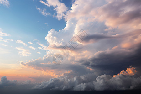 夕阳下的天空背景图片