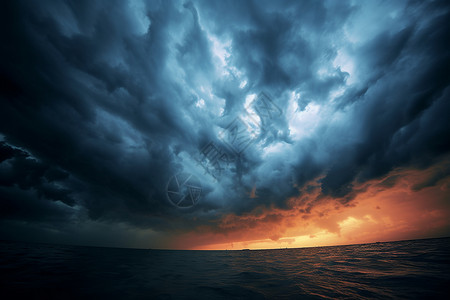 海上的夕阳和乌云背景图片