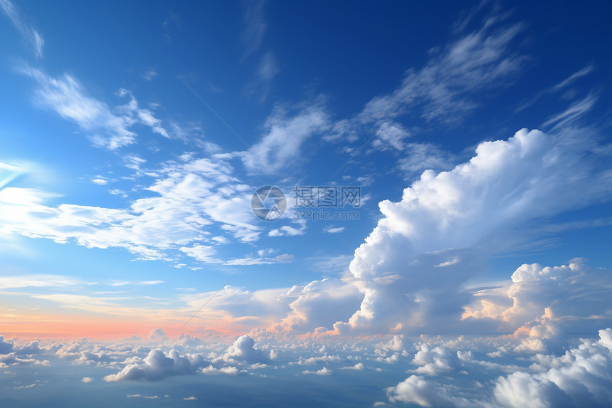 云层在明亮的天空下图片