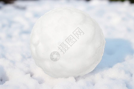 冬日雪地里的雪球背景图片