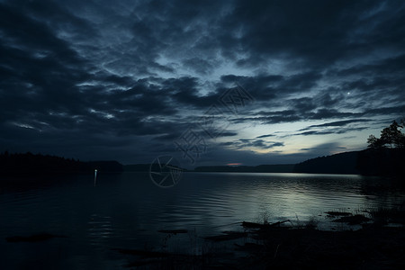 傍晚户外的湖畔风景背景图片