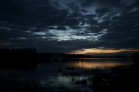 傍晚户外的湖畔背景图片