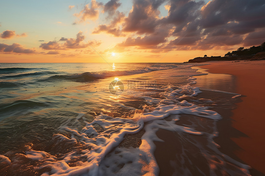 日落时海边的波浪图片