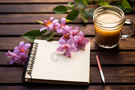 桌面上的记事本和花朵背景图片