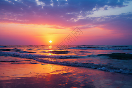 夕阳余晖照耀下的海洋背景图片