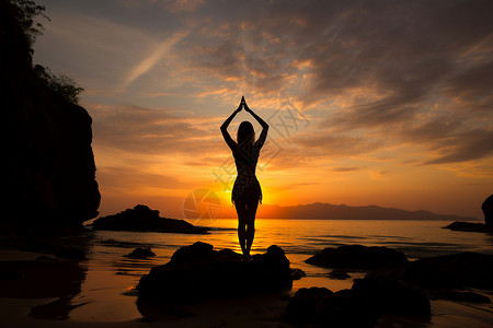黄昏瑜伽落日下在海边做瑜伽的女子背景