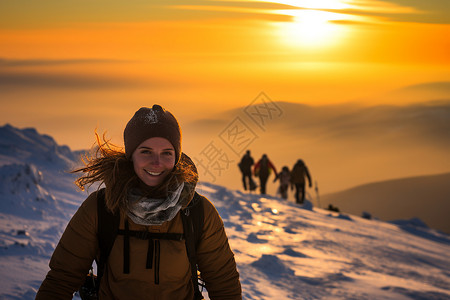团队爬雪山雪山上的徒步旅行团队背景