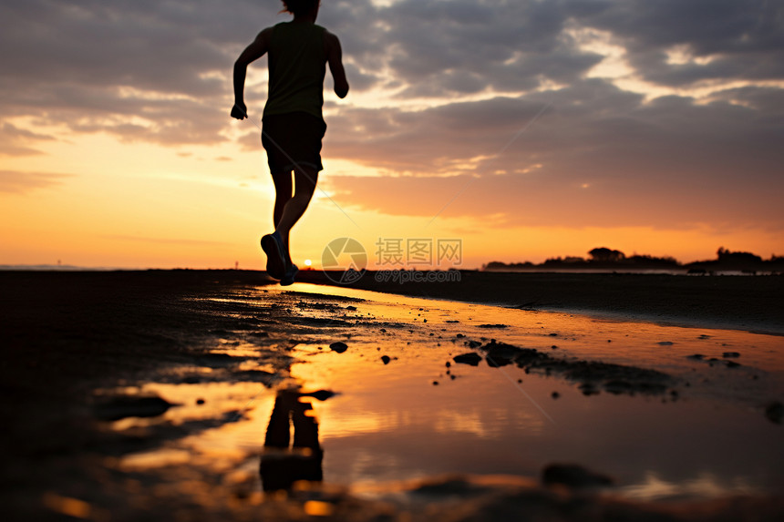 沙滩上跑步的男人图片