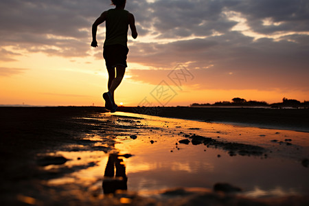 沙滩上跑步的男人背景图片