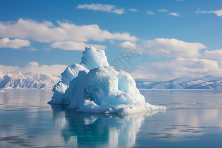 冰山漂浮在湖上背景图片