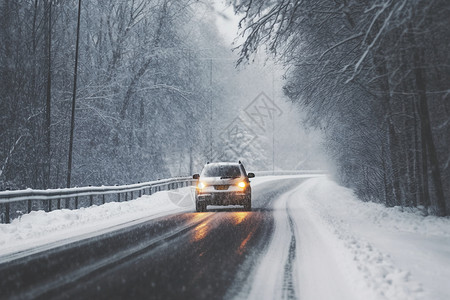 拒绝危险驾驶雪天驾驶的汽车背景
