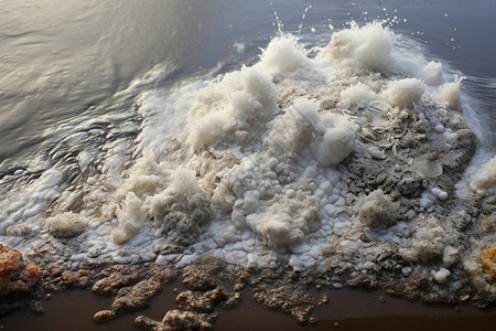 海水里沉淀的盐粒背景图片