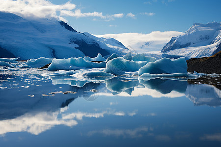 湖泊中巨大的冰块背景图片