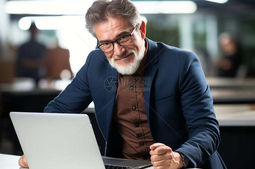 商务男士使用笔记本电脑图片