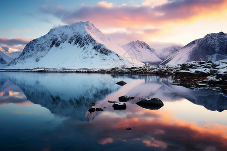 冰雪山脉中的湖泊背景图片