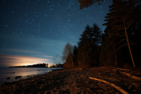夜晚星空下的湖泊背景图片