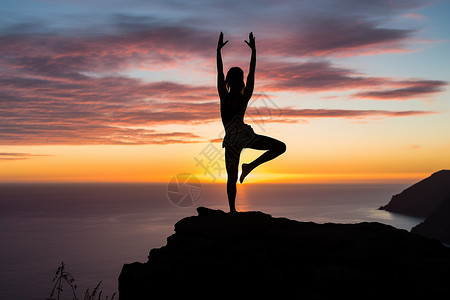 悬崖上做瑜伽的女子背景图片