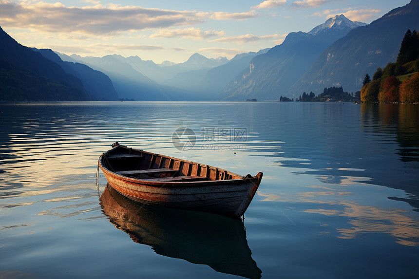 湖泊深处的一艘小船图片
