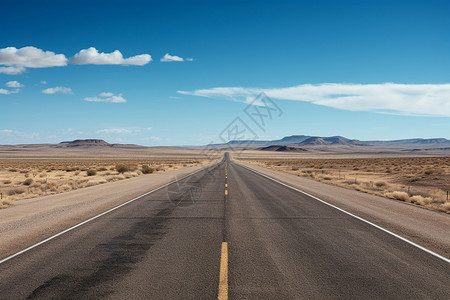 沙漠中宽敞的公路背景图片