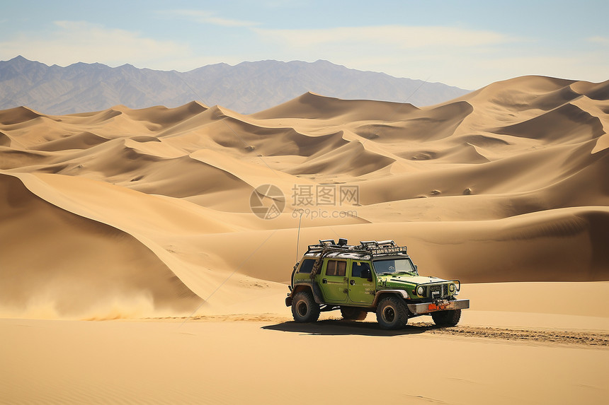 沙漠中行驶的越野车图片