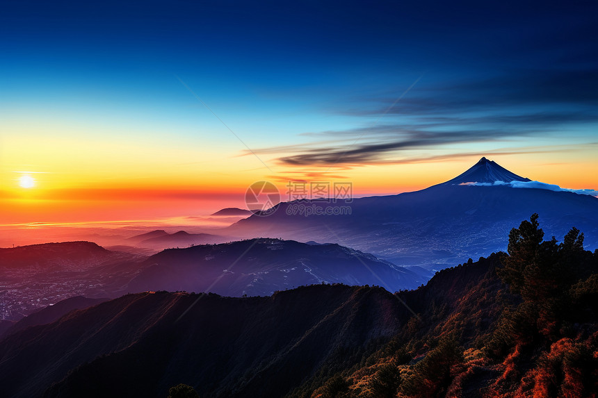 夕阳照亮山脉图片