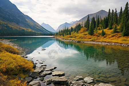 连绵石山倒映秋色的湖泊景观高清图片