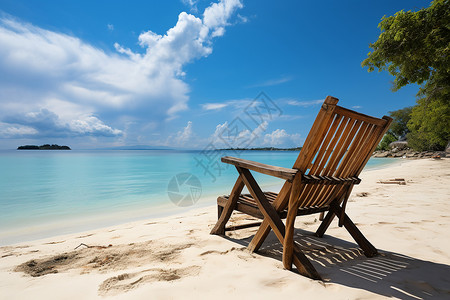 海滩上的木头躺椅背景图片