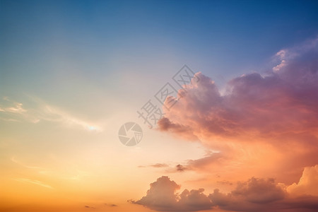 夕阳时分的天空景观背景图片