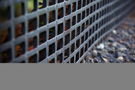 格里兹曼金属网格里的小石子背景