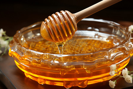 用蜂蜜勺取蜂蜜高清图片