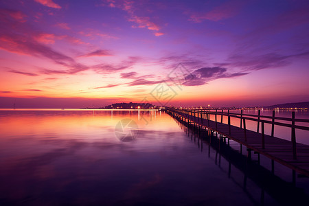 湖面下夕阳照高清图片