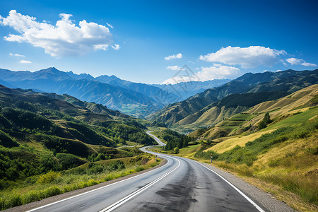 夏日山间的公路高清图片