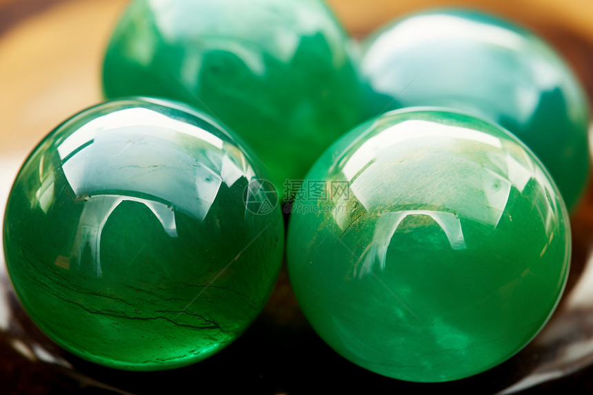 绿色的玻璃珠图片