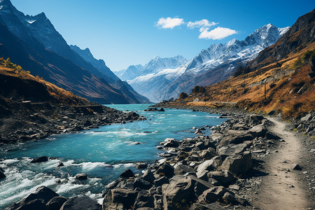 山下河水穿过山谷背景图片