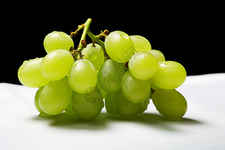 鲜嫩多汁的一串绿葡萄高清图片