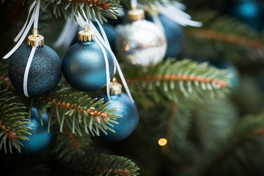 传统的圣诞树蓝色装饰球图片