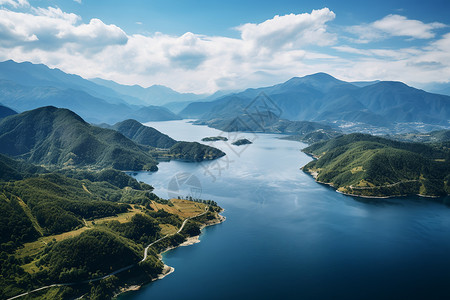 蓝天白云下的山川湖海景观背景图片