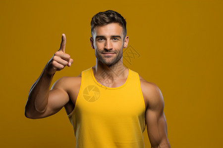 穿着黄背心的肌肉男人背景图片