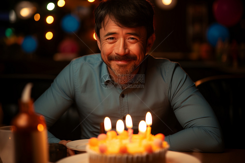 孤独男人庆祝生日图片
