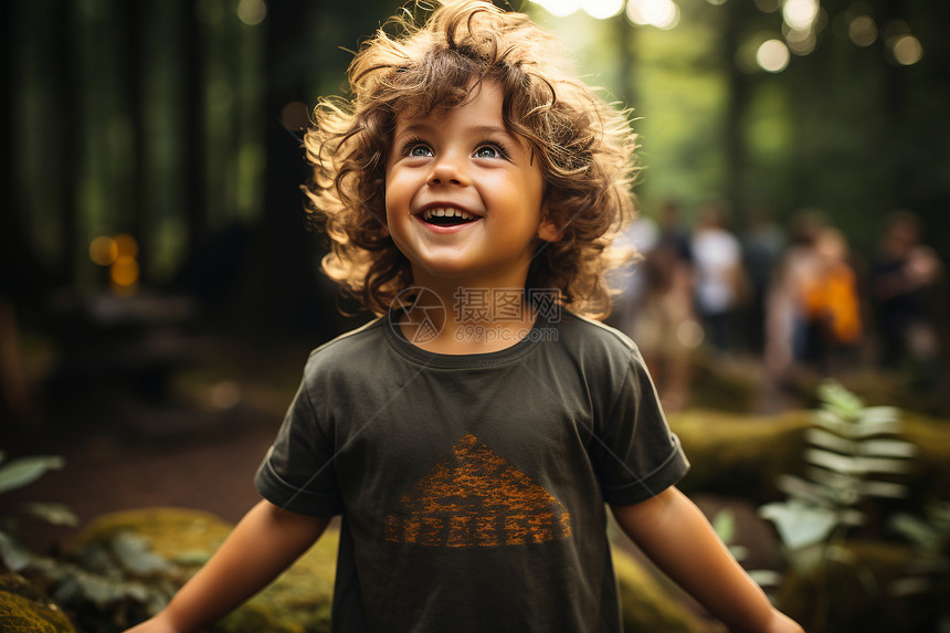 森林中快乐微笑的男孩图片