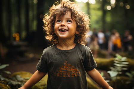 森林中快乐微笑的男孩背景图片