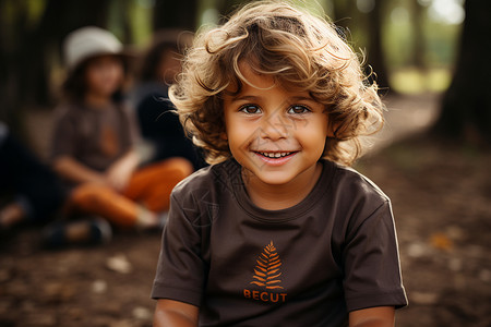 森林中开心的小男孩背景图片