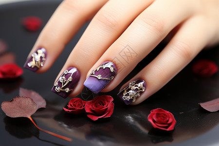 手指上美丽的美甲和玫瑰花背景图片