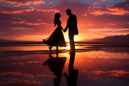海滩浪漫黄昏时分一对情侣手牵手背景