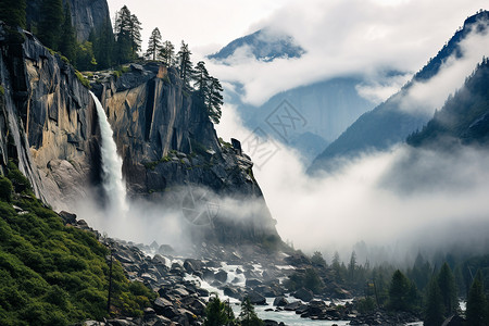 云雾缭绕的瀑布背景图片